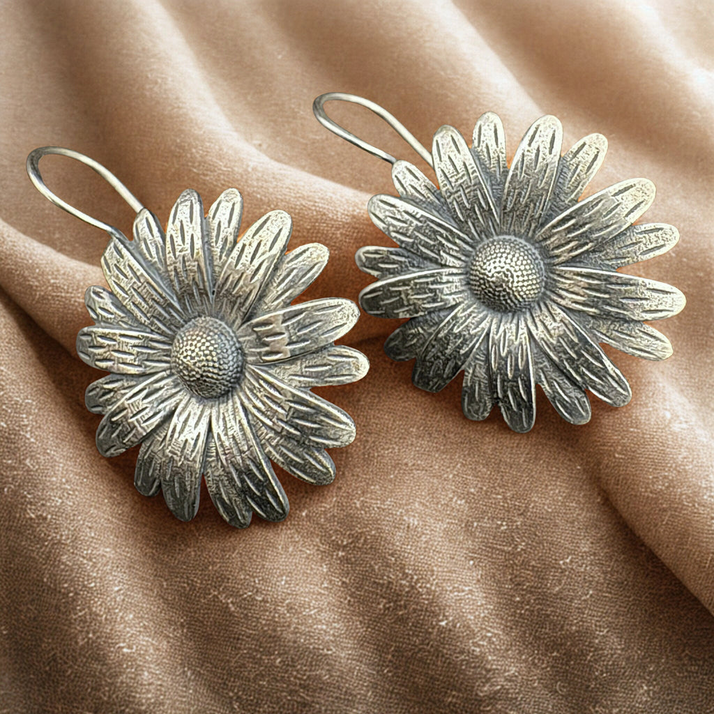 Vintage Silver Daisy Flower Stud Earrings with Detailed Petals