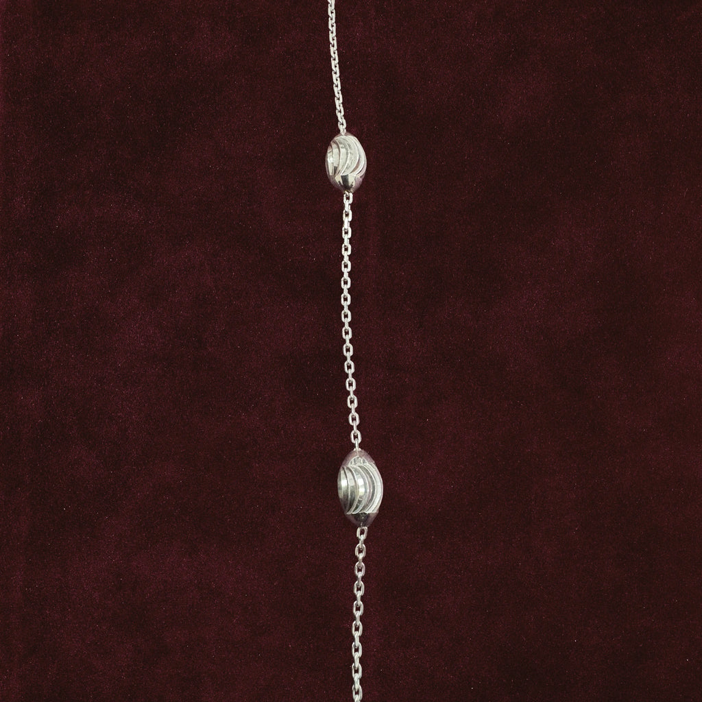 close up of Sculpted Oval Link Anklet motif