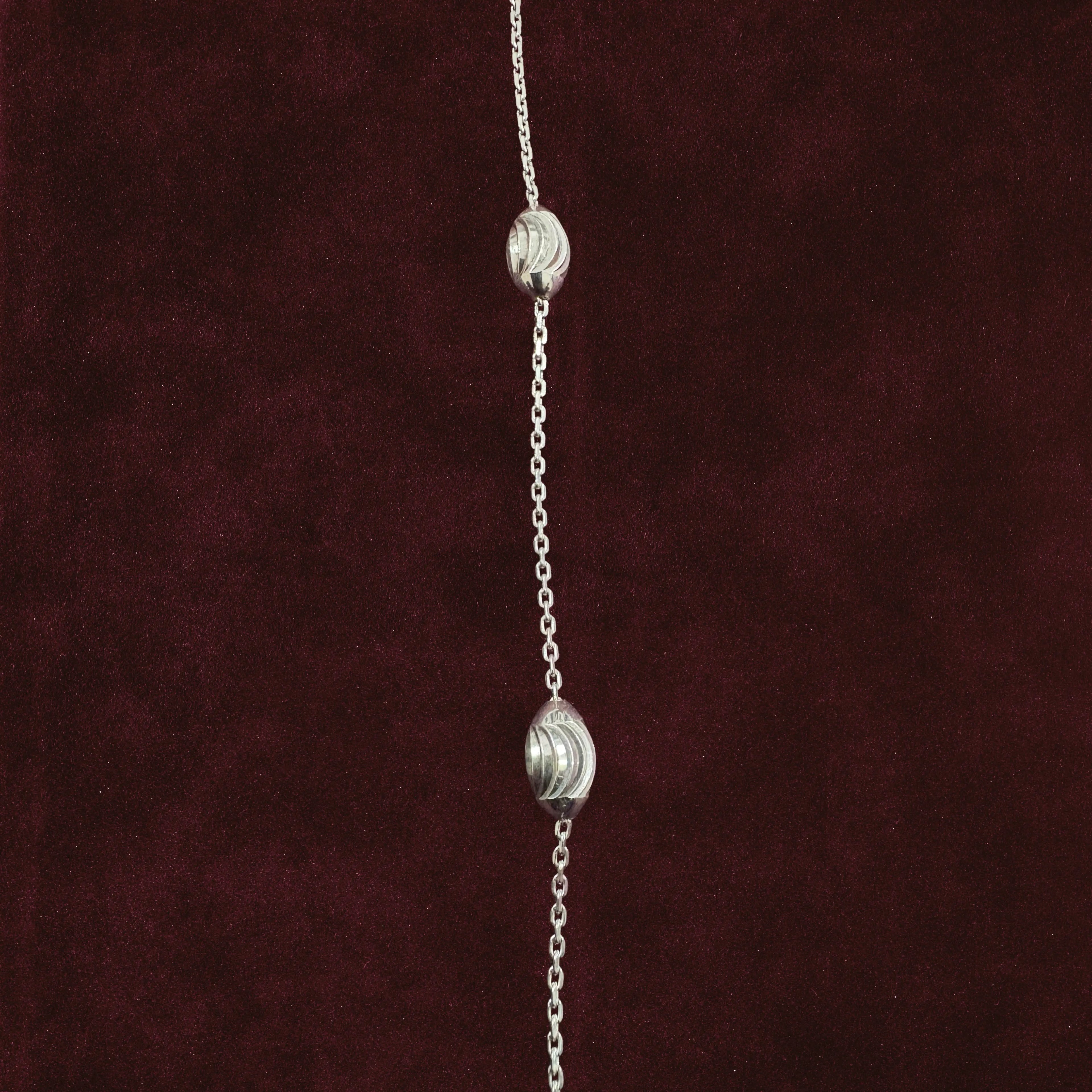 close up of Sculpted Oval Link Anklet motif