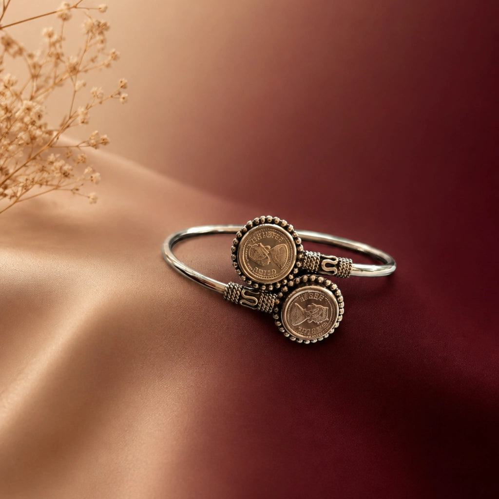 925 Silver Victoria bracelet with circular components on a gradient background