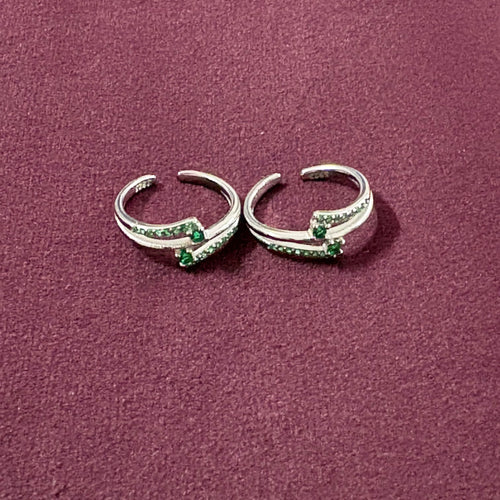 Dual Arch Emerald Toe Rings on maroon background