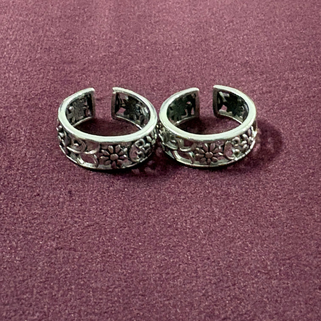 Garden Jaali Oxidized Toe Rings on maroon background