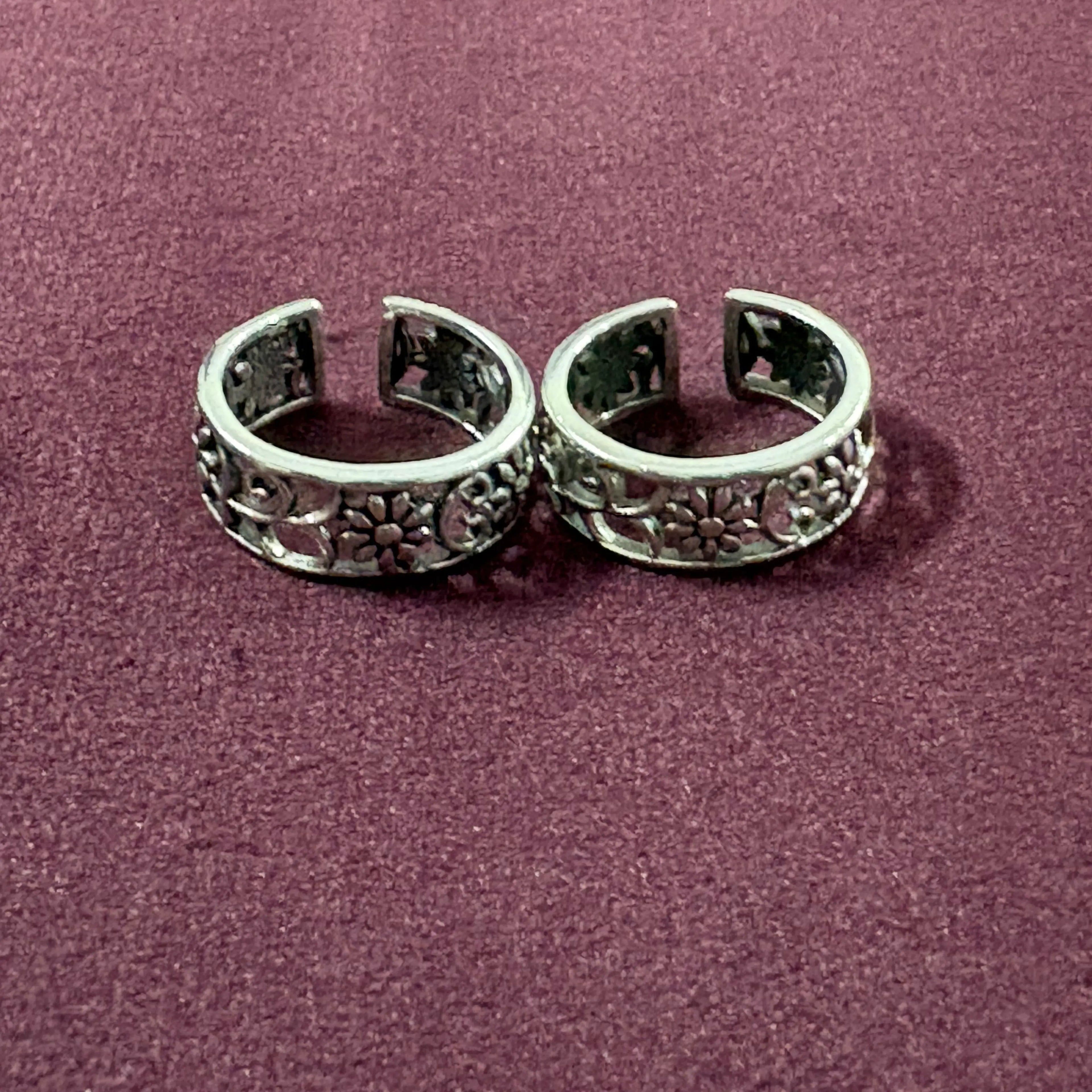 Garden Jaali Oxidized Toe Rings on maroon background