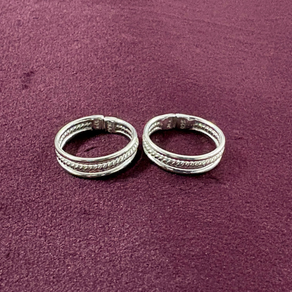 Triple-Tier Rope Textured Band Toe Rings on maroon background