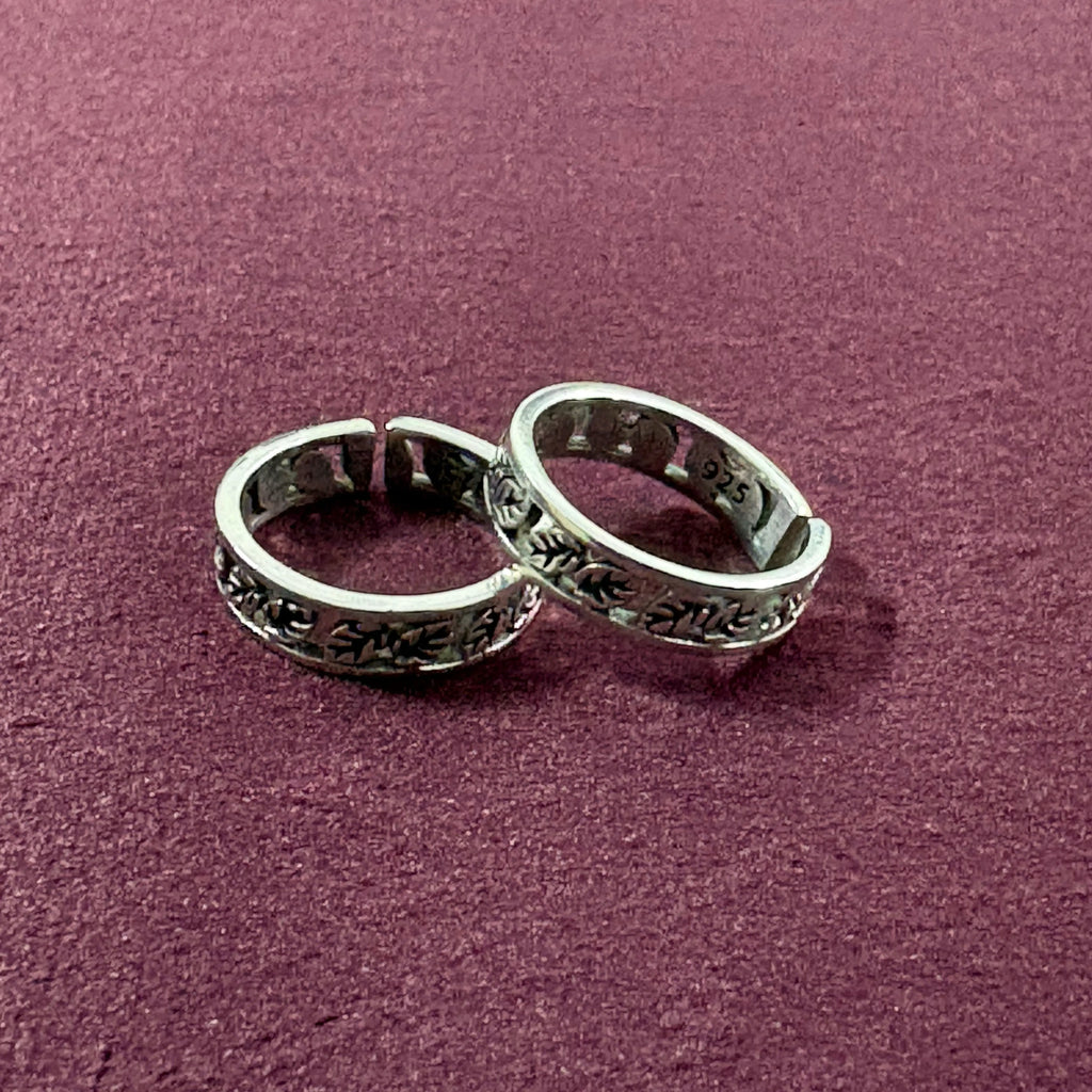 Ivy Leaf toe rings on maroon background