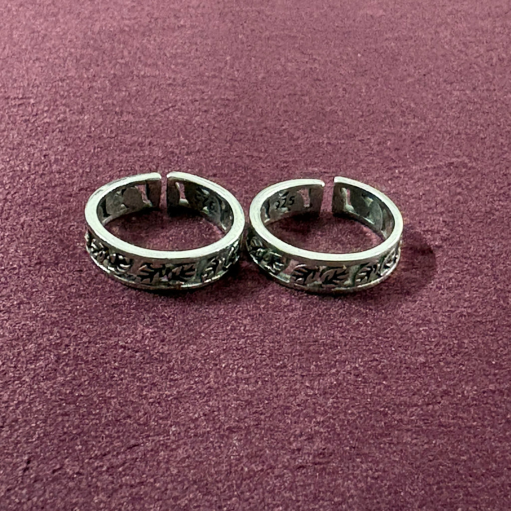Ivy Leaf toe ring pair on maroon background