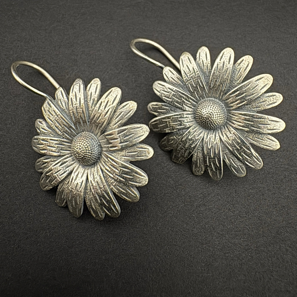 Vintage Silver Daisy Flower Stud Earrings with Detailed Petals